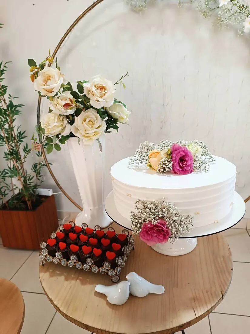 Bolo de casamento branco com flores