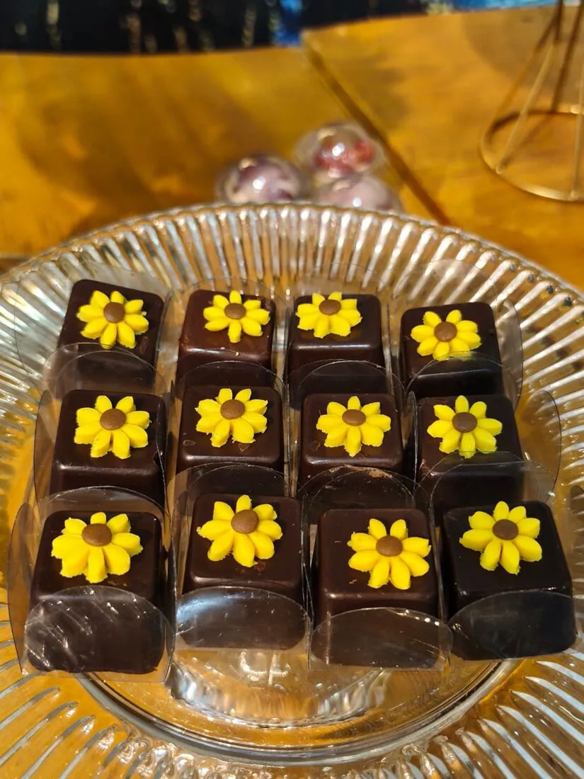 Bombons de chocolate com flor de açúcar