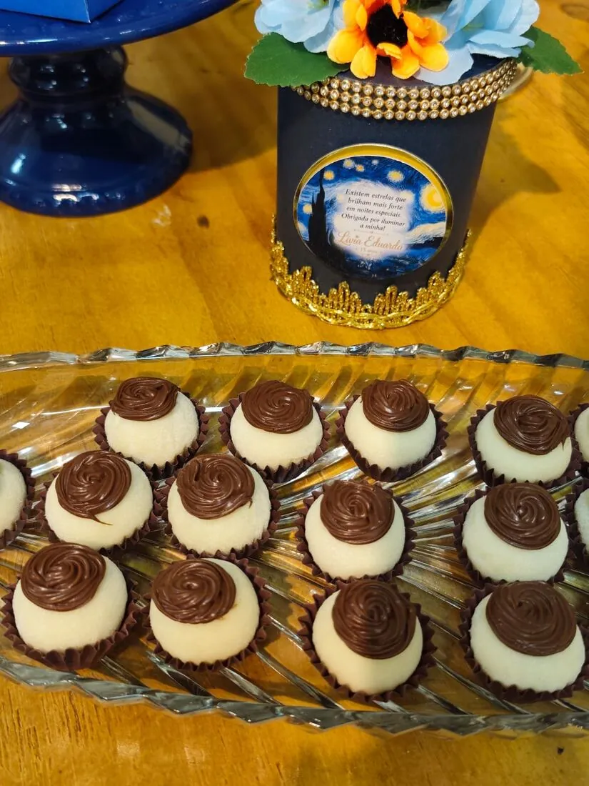 Brigadeiros com rótulo personalizado para aniversário de 15 anos