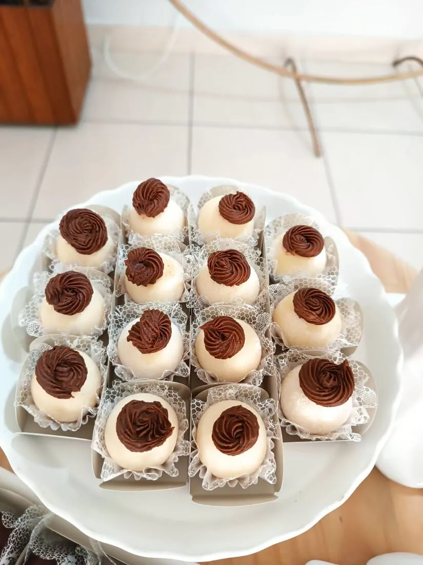 Brigadeiros brancos e de chocolate