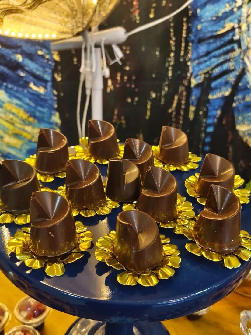 Docinhos em formato de cone de chocolate