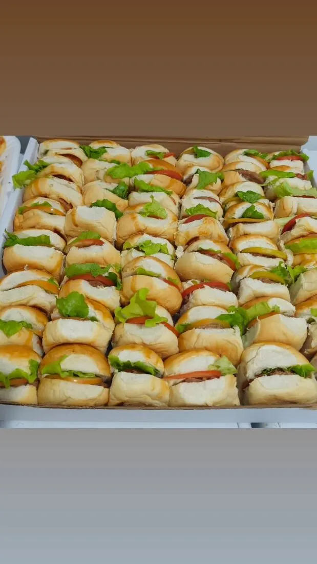 Bandeja de mini sanduíches