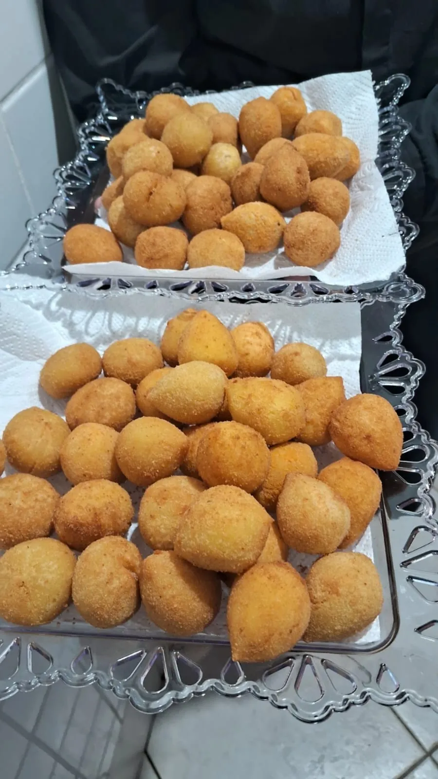 Coxinhas e bolinhas em bandejas de acrílico